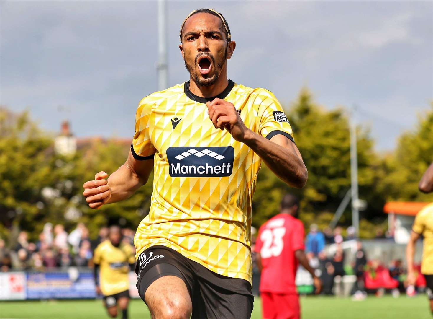 BBC-NEWS: According to the BBC, Dagenham & Redbridge have officially announced the signing of Maidstone’s Right Winger. A three-year €10,000 contract was signed, and the talented Right Winger will join Dagenham & Redbridge shortly after….