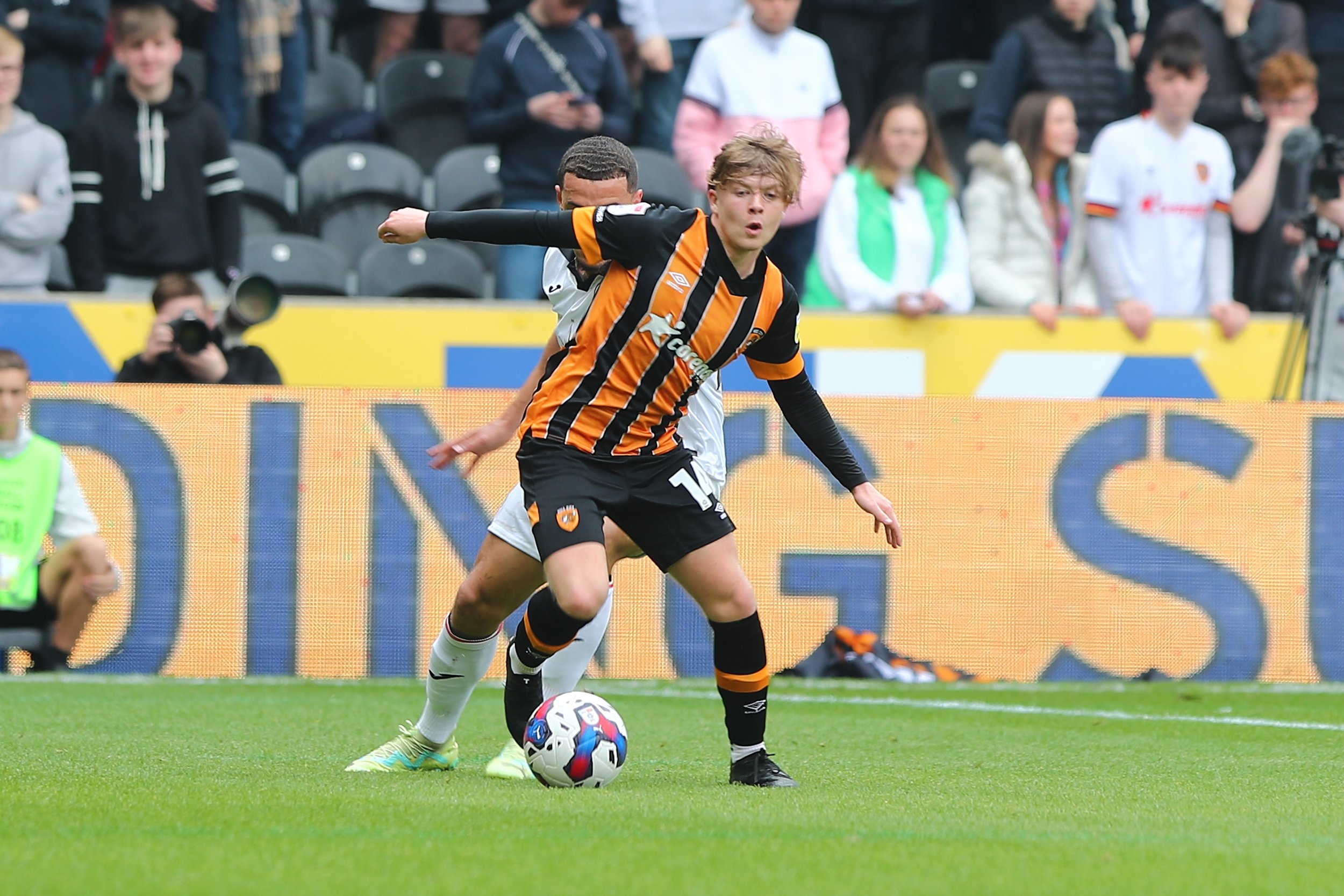 BBC-NEWS: The star Attacking Midfield of Hull City and Huddersfield Town has officially signed a three-year, €1.3 million contract, according to BBC-NEWS. The star Attacking Midfield will join Huddersfield Town following……