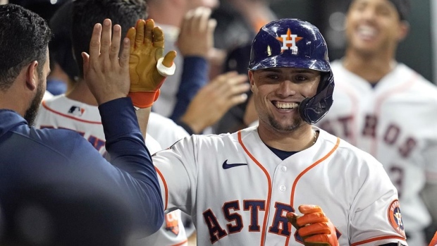 Noticias de MLB: Los Milwaukee Brewers negociaron oficialmente el segundo base de los Houston Astros. Un insider dijo que la franquicia firmó un contrato de cuatro años, $123,4 millones de dólares con los Brewers después de una discusión de 20 minutos con el entrenador jefe de los Brewer hace una hora. Según ESPN, Mike Trout de los Ángeles perderá toda la temporada debido a una lesión en el menisco después….