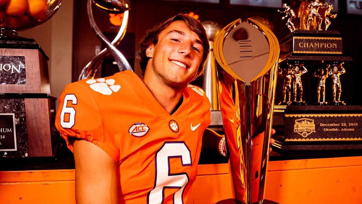 JUST IN: Clemson quarterback Cade Klubnik, a top player, has switched his commitment to the Auburn Tigers from Michigan, Tennessee, and other teams. Welcome to the Auburn Tigers…