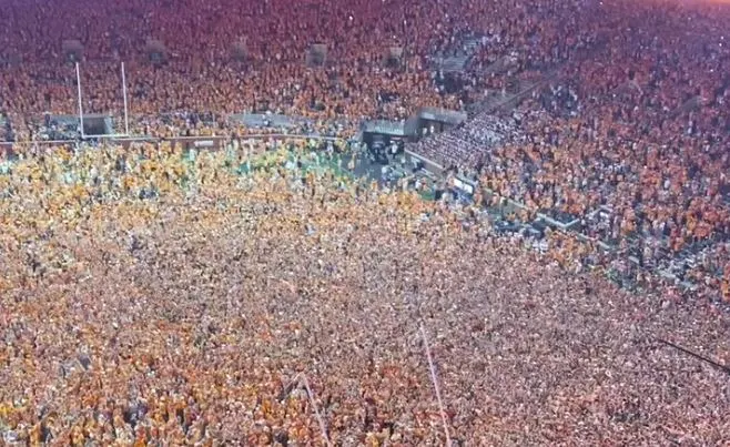 University of Tennessee, fined over fans rushing the field, asks for donations for new goalposts .see more…….