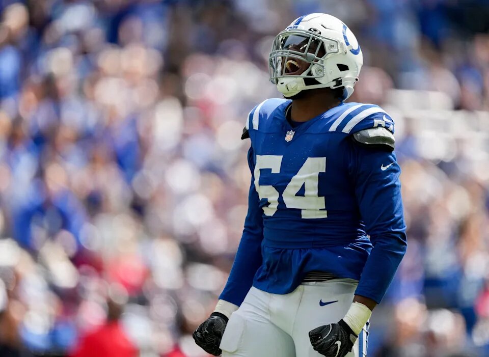 Indianapolis Colts defensive end signs with Bears