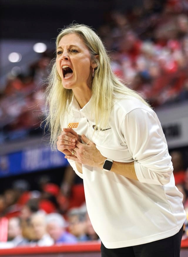 Breaking news: the lady vols head coach make a terrible statement due to.. see more..